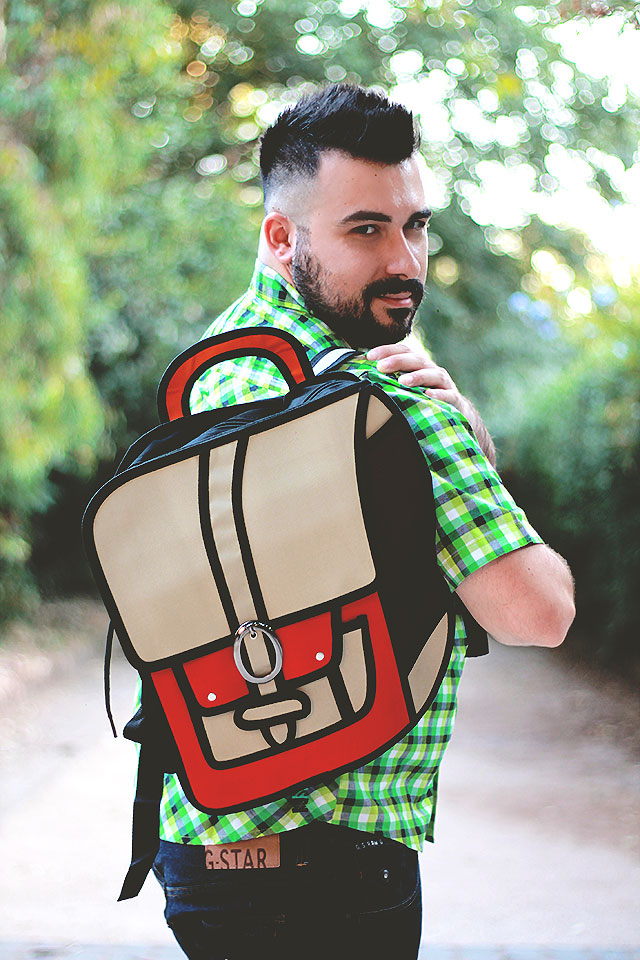 cartoon bag, 2D cartoon backpack, zaino 2D, jump from paper
