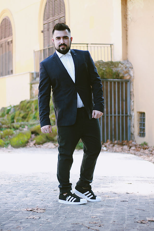 outfit look elegante, adidas superstars, jd sports, plus size male, abito sneakers, suits sneakers
