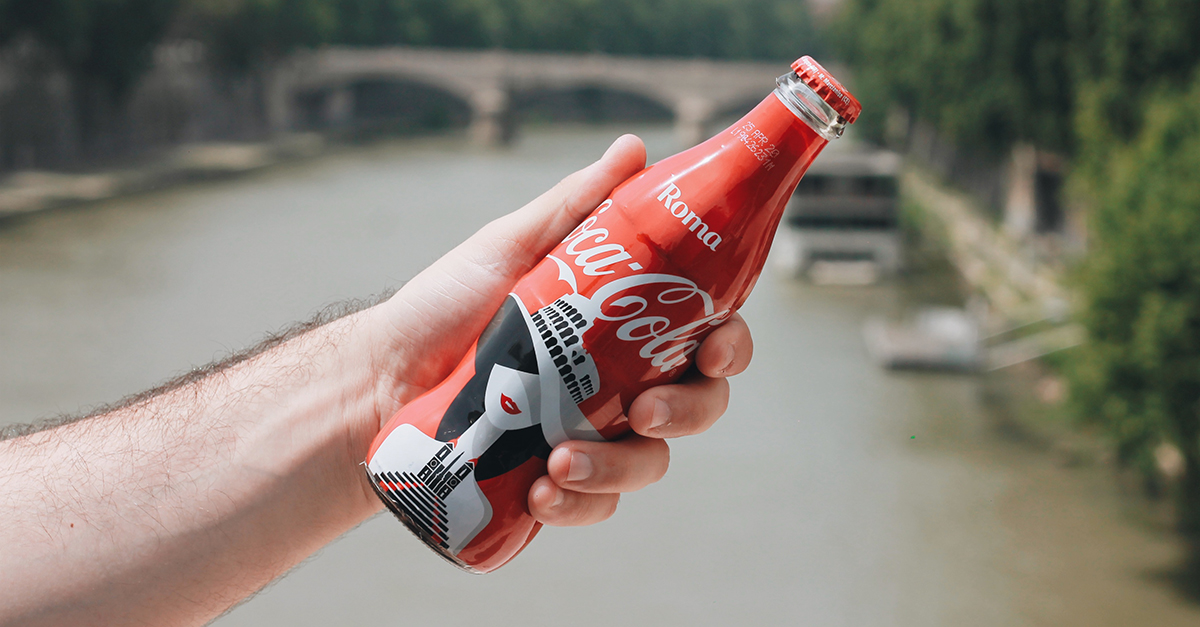Coca-Cola rende omaggio a sei città italiane con Face of the City, una limited edition della sua iconica bottigliata firmata dal designer Noma Bar