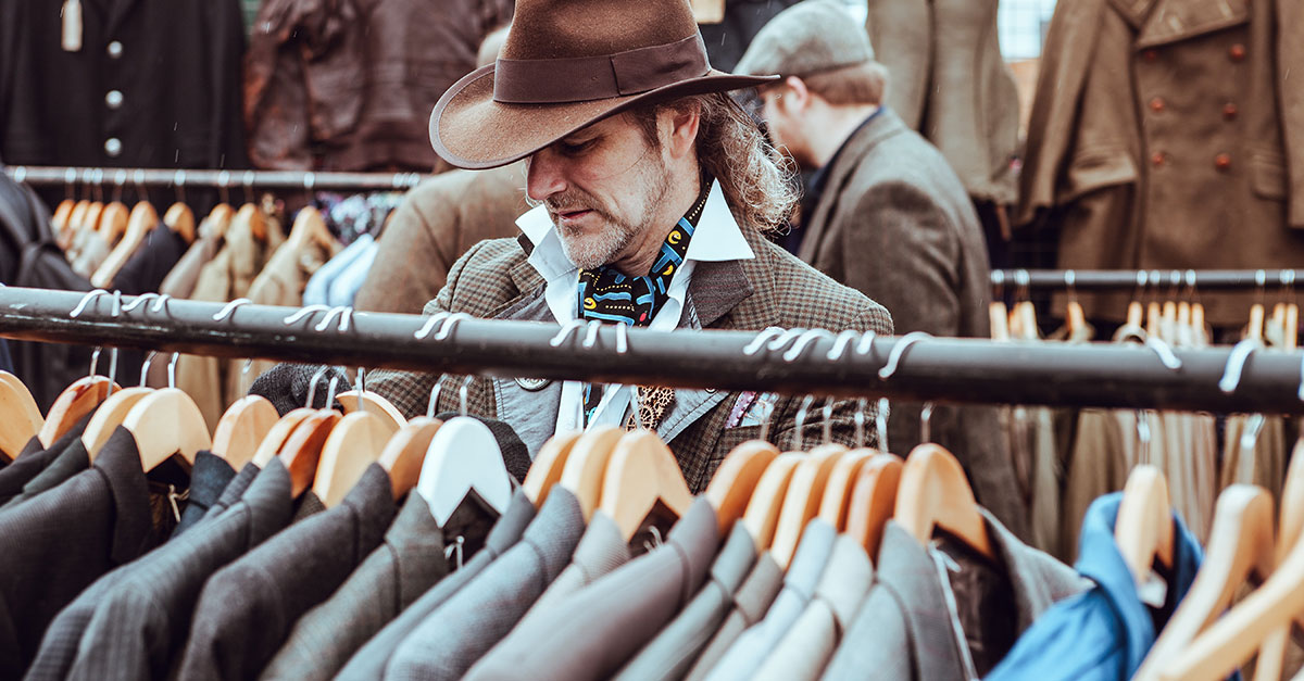 Per i nostalgici dello stile, la moda vintage per uomo può regalare ottimi outfit grazie a una ormai vasta selezione di indumenti