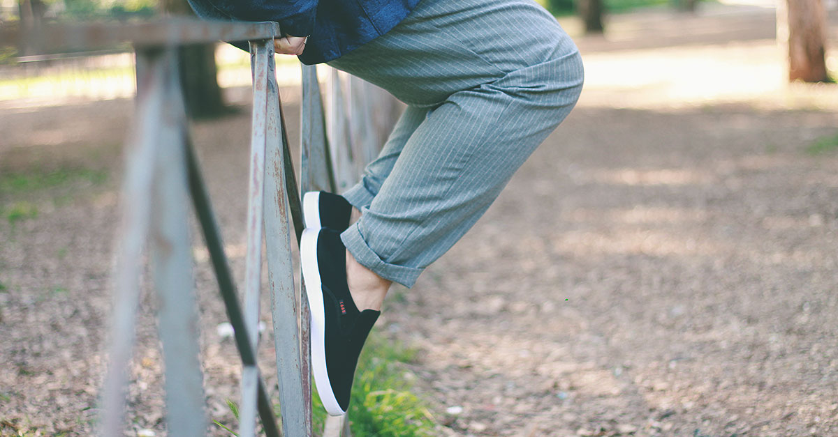 Flessibili e leggeri, le scarpe slip-on hanno la capacità di poter essere indossate con i pantaloncini, ma anche con i pantaloni chino leggeri o i jeans imbottiti