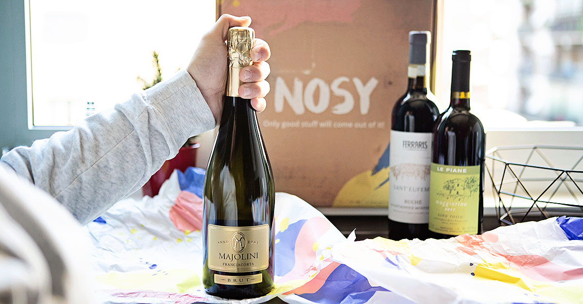 Ogni mese Nosy Wine Club invita un esperto di livello mondiale a selezionare 3 vini provenienti da tutto il mondo che vengono consegnati direttamente a casa