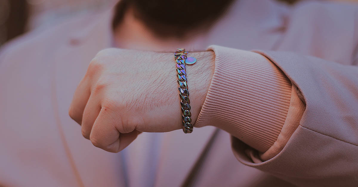 Finally the holographic trend has also arrived on men's jewelry: find out how it is applied on men bracelets and accessories